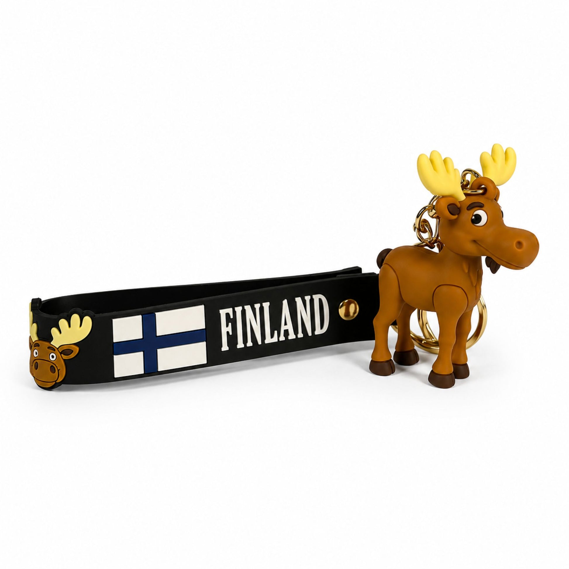 Nyckelring med en söt älgfigur fäst vid guldfärgad ring och svart PVC rem. Remmen pryds av finsk flagga, älghuvud och texten "Finland". Sedd från sidan.