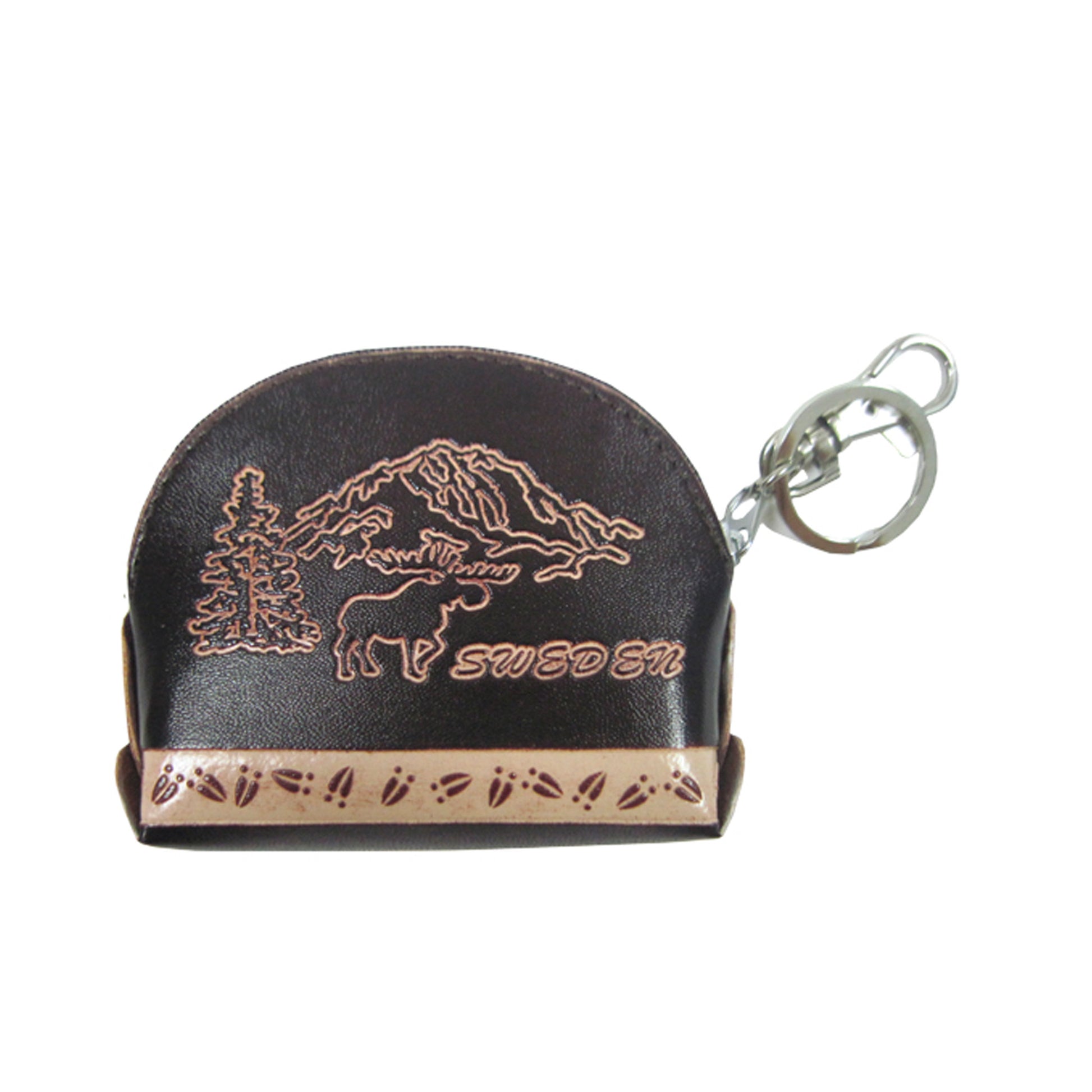 Nyckelring med liten läderbörs i konstläder, dekorerad med älgmotiv, älgspår och texten "Sweden" – en praktisk och prisvärd souvenir i storlek 9,5 x 7,5 cm.