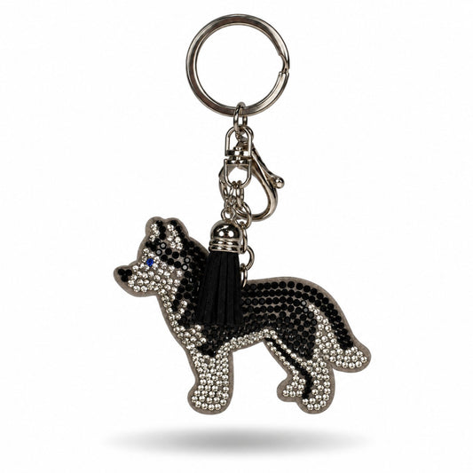 En grå husky formad nyckelring dekorerad med glittrande strass i svart och silver. Nyckelringen har en svart tofs samt en silverfärgad karbinhake och ring.
