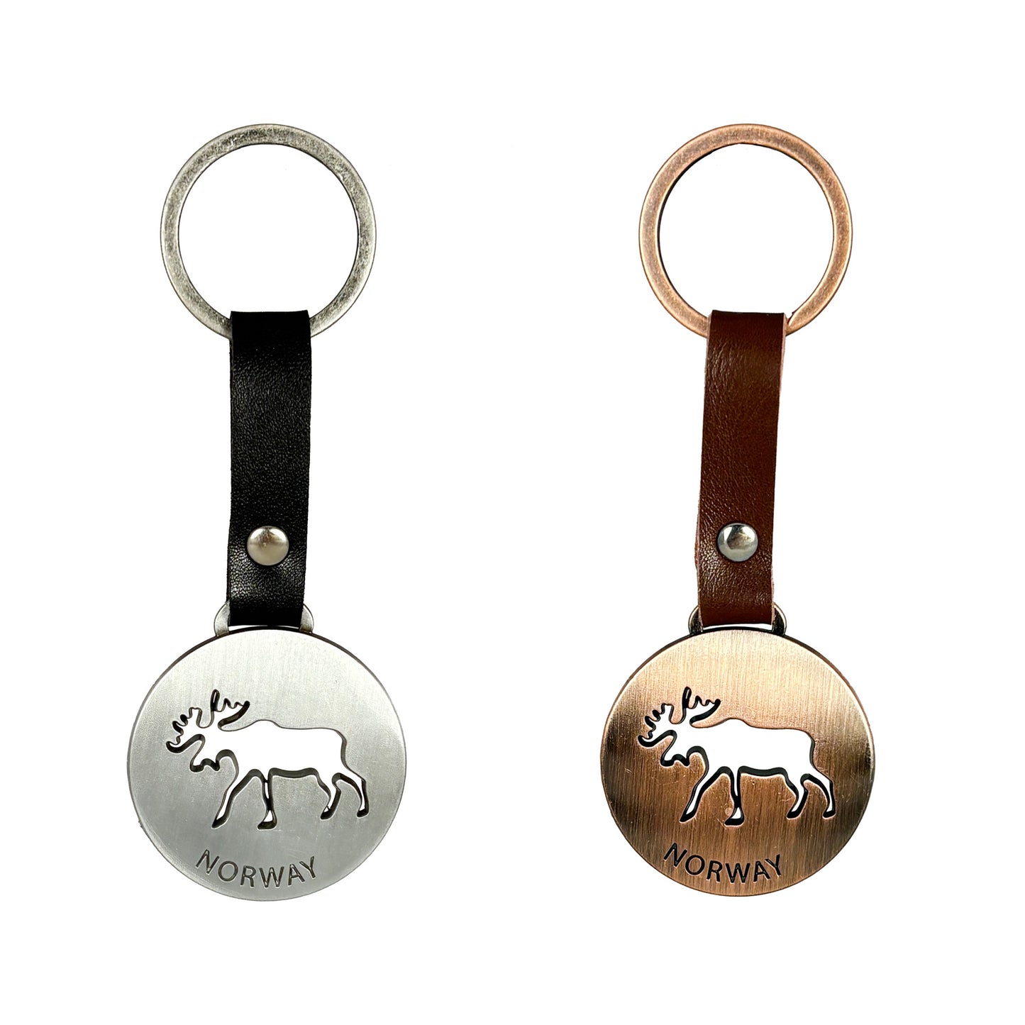 Två nyckelringar med utskuren älg och texten "Norway" – en med silverfärgad metall och svart läderband, en med bronsfärgad metall och brunt läderband.
