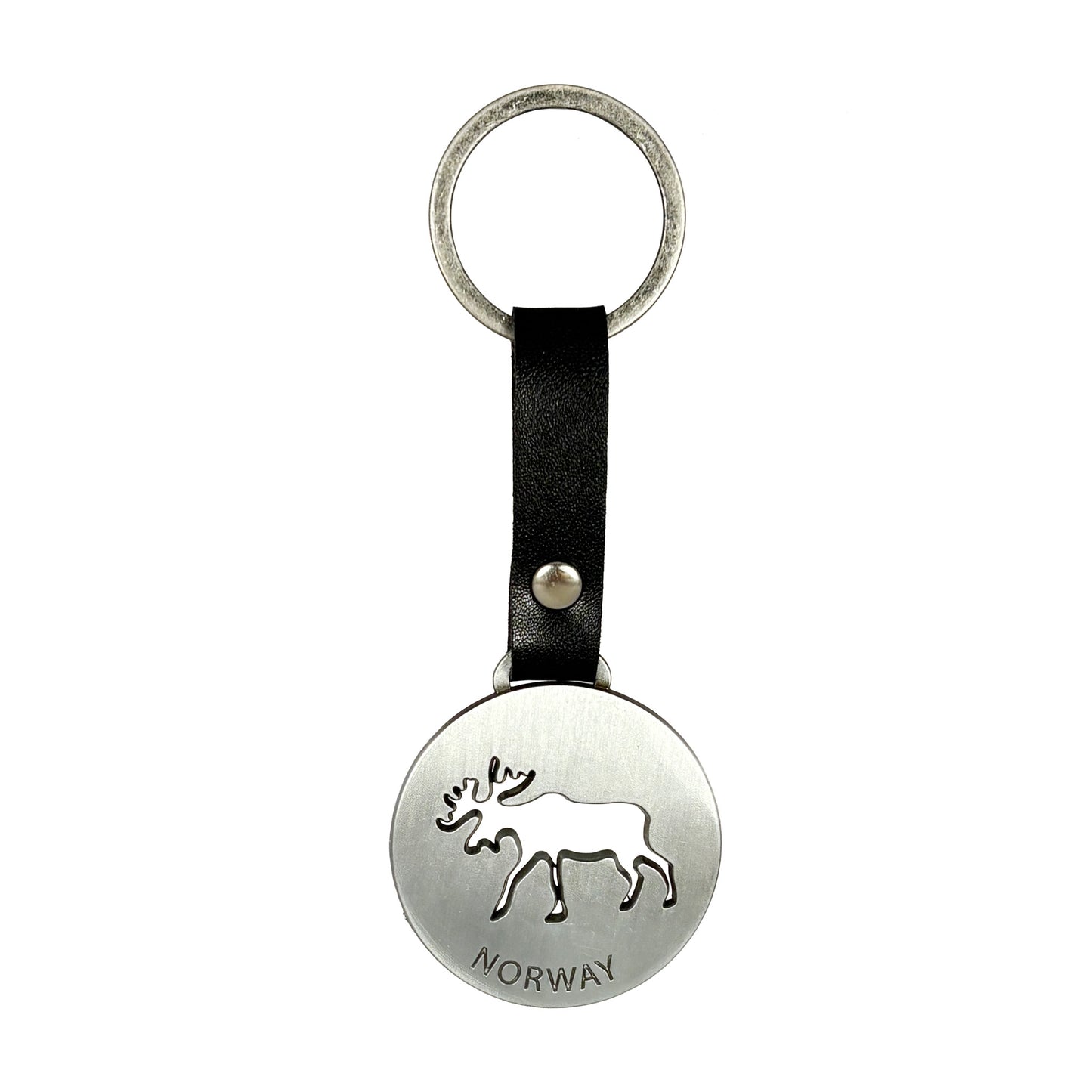 Nyckelring med silverfärgad metallplatta, svart läderband och utskuren älg med texten "Norway".