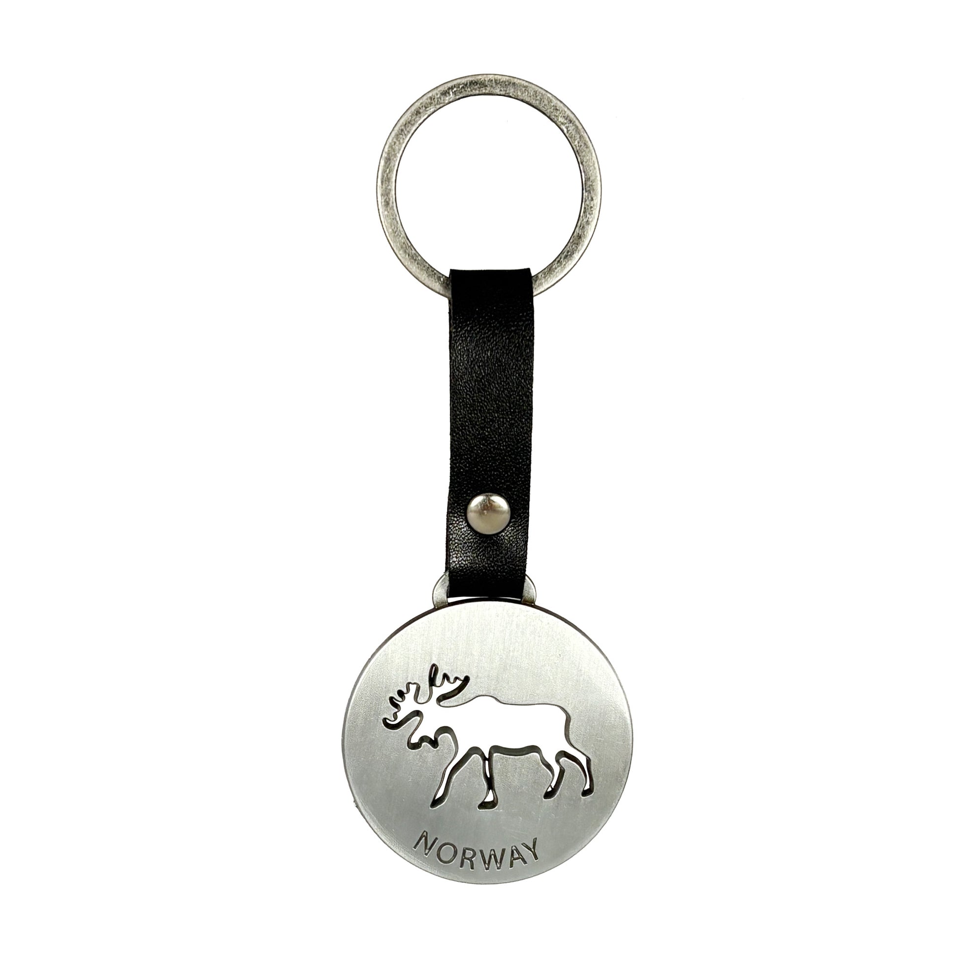 Nyckelring med silverfärgad metallplatta, svart läderband och utskuren älg med texten "Norway".