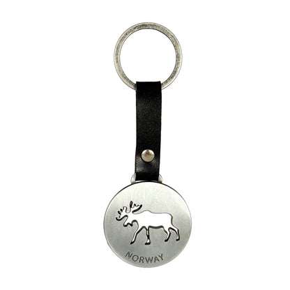 Nyckelring med silverfärgad metallplatta, svart läderband och utskuren älg med texten "Norway".