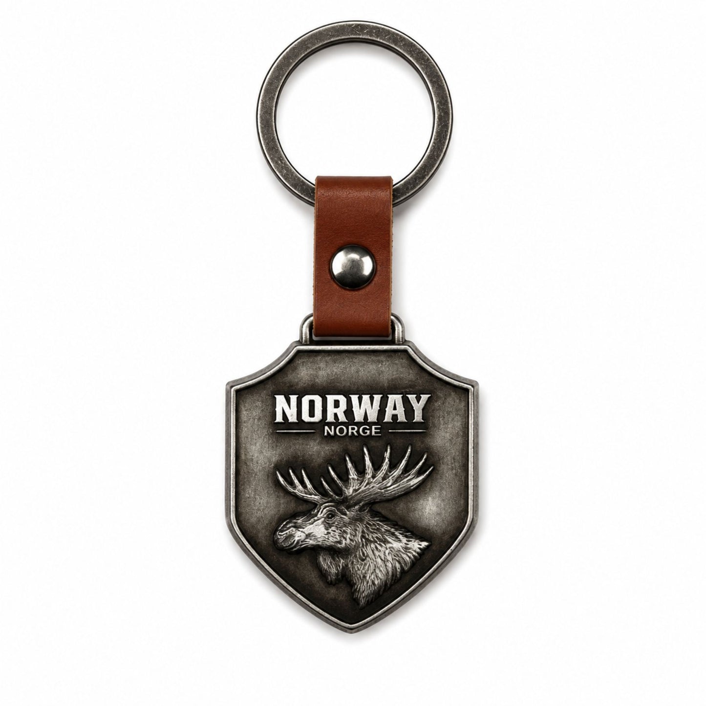 Nyckelring i metall som hänger i ett brunt läderband med metallring. Nyckelringen är sköld formad och pryds av texten "Norway - Norge" och ett älghuvud. 