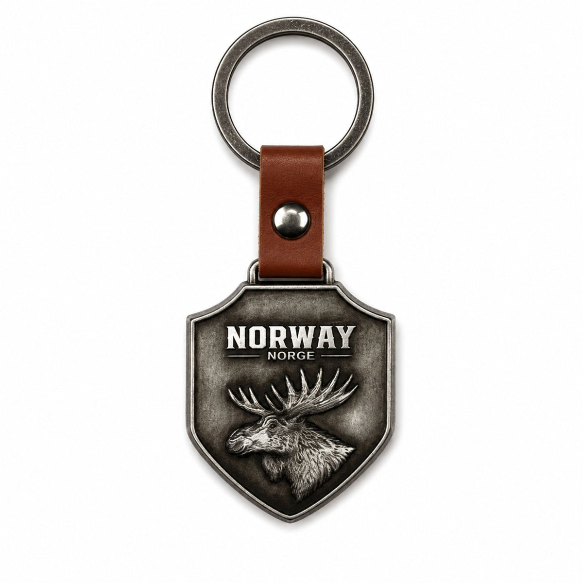 Nyckelring i metall som hänger i ett brunt läderband med metallring. Nyckelringen är sköld formad och pryds av texten "Norway - Norge" och ett älghuvud. 