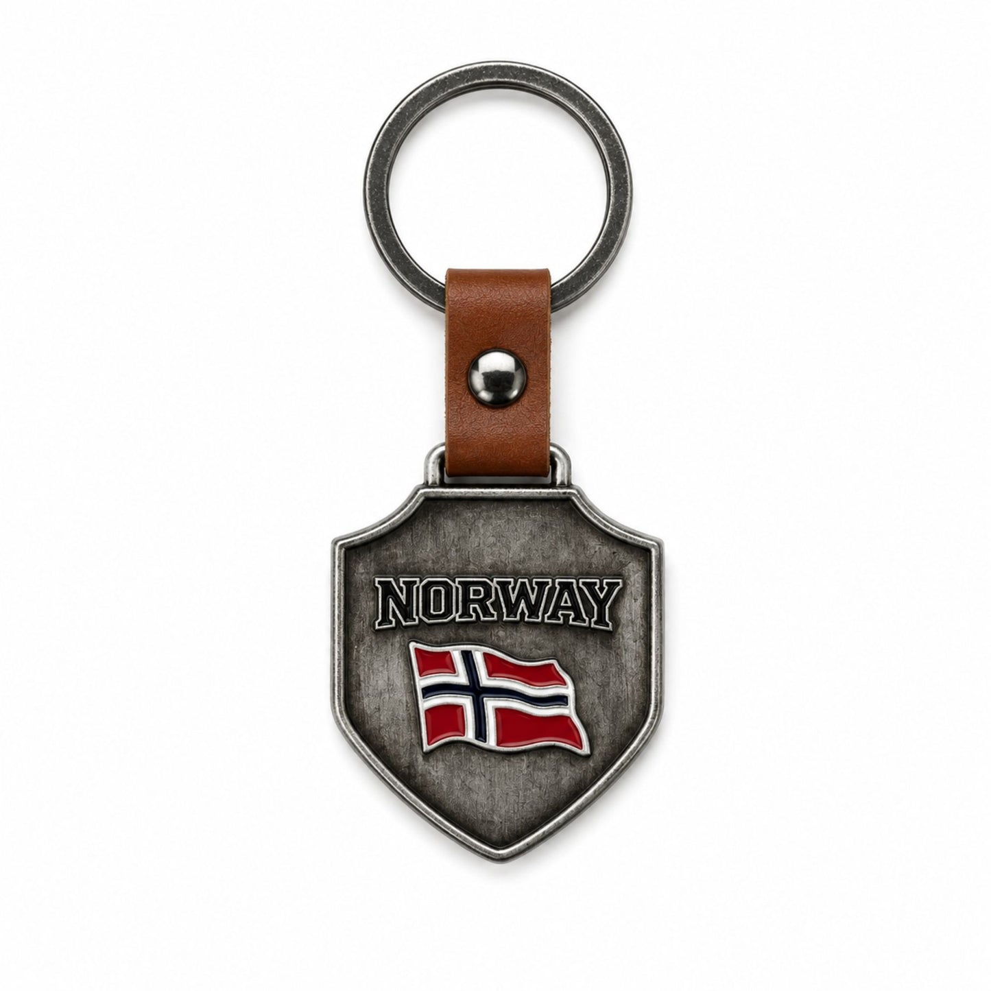 Nyckelring i metall som hänger i ett brunt läderband med metallring. Nyckelringen är sköld formad och pryds av texten "Norway" och norska flaggan.