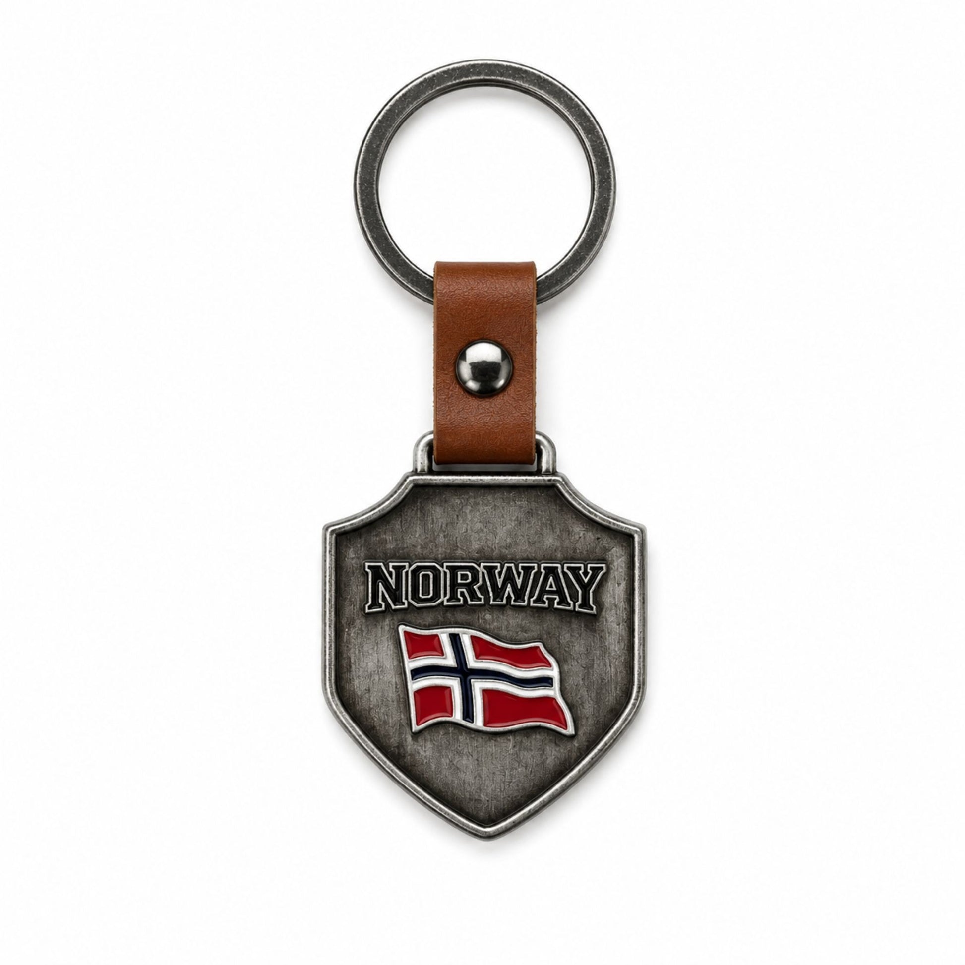 Nyckelring i metall som hänger i ett brunt läderband med metallring. Nyckelringen är sköld formad och pryds av texten "Norway" och norska flaggan.