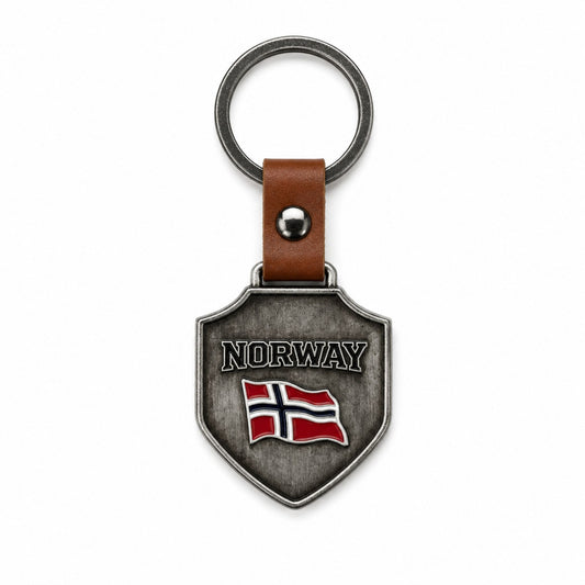 Nyckelring i metall som hänger i ett brunt läderband med metallring. Nyckelringen är sköld formad och pryds av texten "Norway" och norska flaggan.