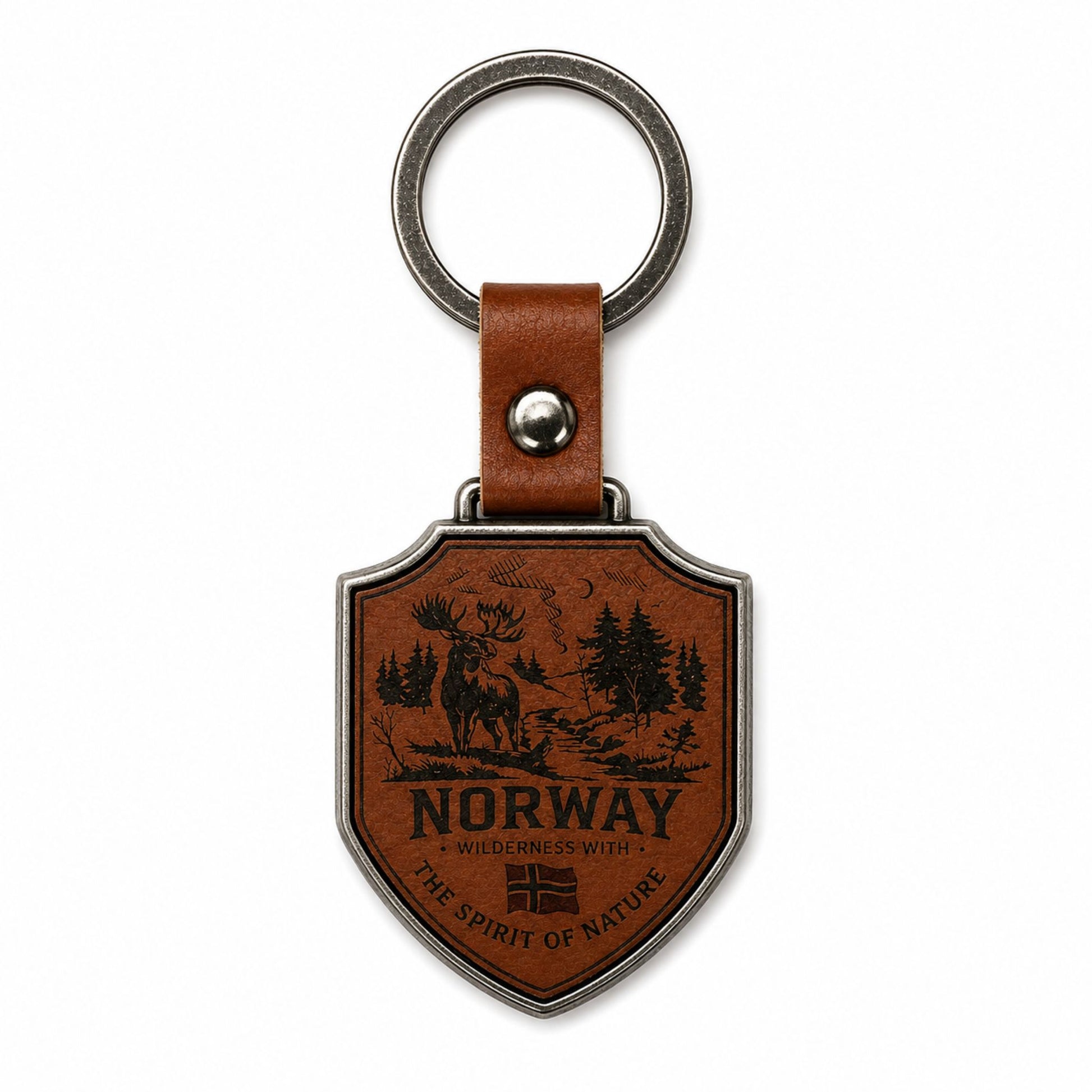 Baksidan av nyckelring i metall som hänger i ett brunt läderband med metallring. Nyckelringen är sköld formad och pryds av älgmotiv, Norge flaggan och texten "Norway Wilderness with the spirit of nature" på brunt läder.