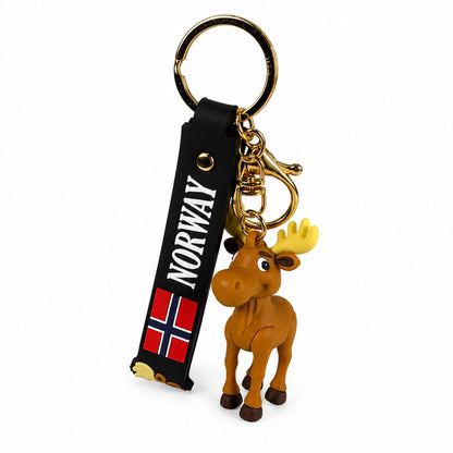 Nyckelring med en söt älgfigur fäst vid guldfärgad ring och svart PVC rem. Remmen pryds av norsk flagga, älghuvud och texten "Norway".