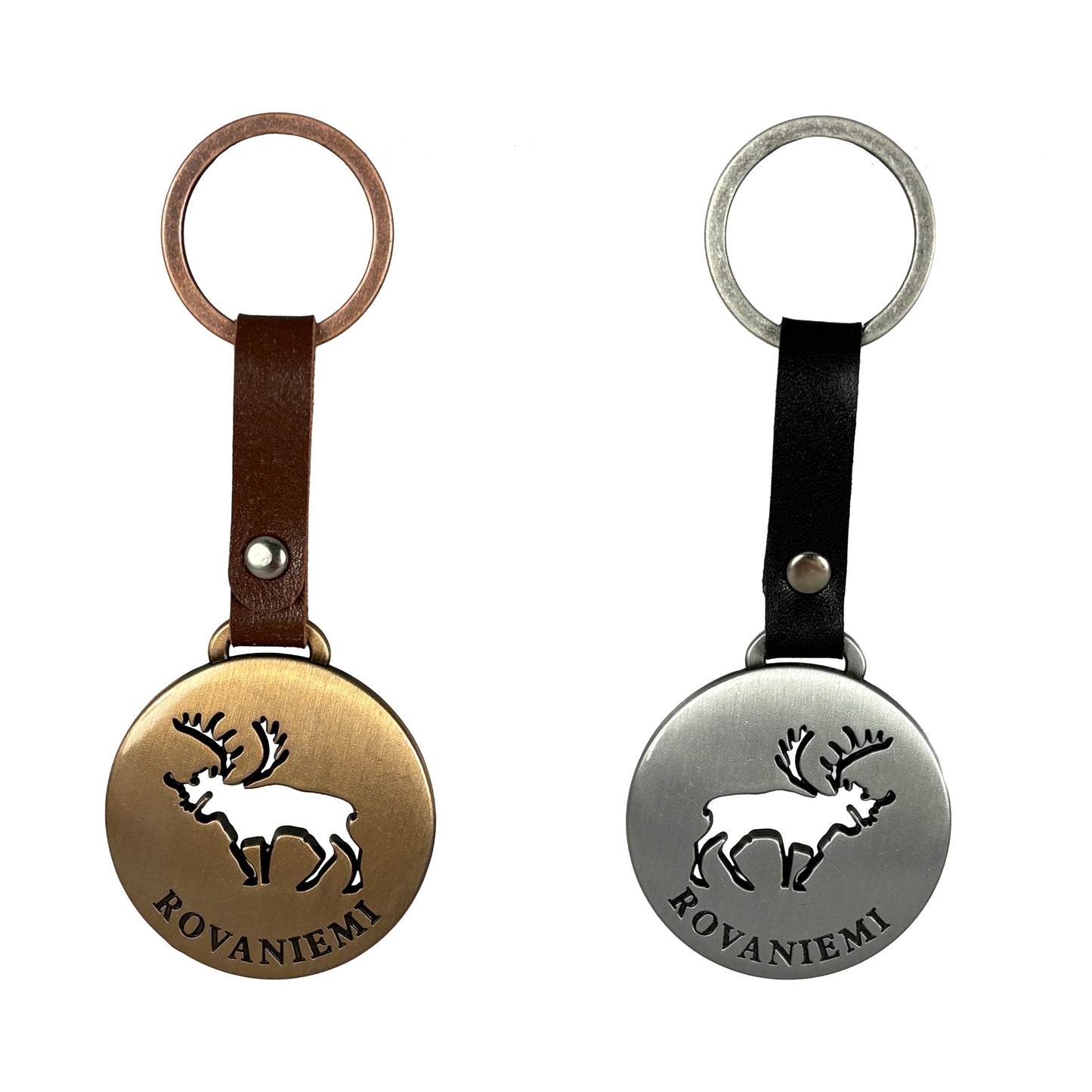 Två nyckelringar med läderband och metallplatta i silver- och bronsfärg, med utskuren ren och texten "ROVANIEMI".
