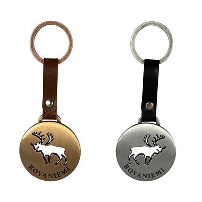 Två nyckelringar med läderband och metallplatta i silver- och bronsfärg, med utskuren ren och texten "ROVANIEMI".