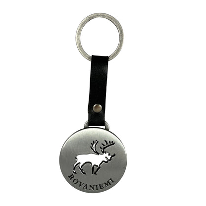 Silverfärgad nyckelring med svart läderband, utskuren ren och instansad text "ROVANIEMI".