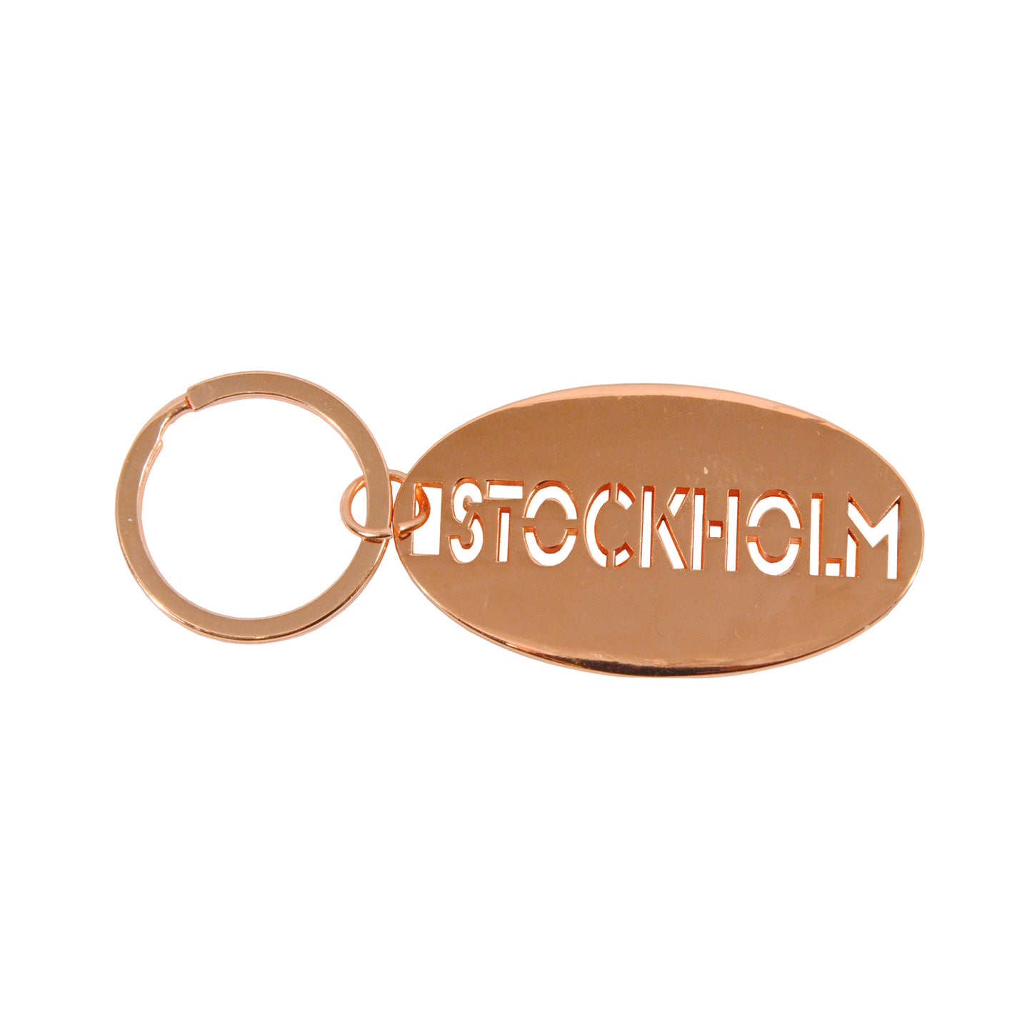 Oval metallnyckelring i roséguld med texten Stockholm utskuren  i metallen – en stilren och elegant souvenir med fin tyngd, 5,5 cm lång.