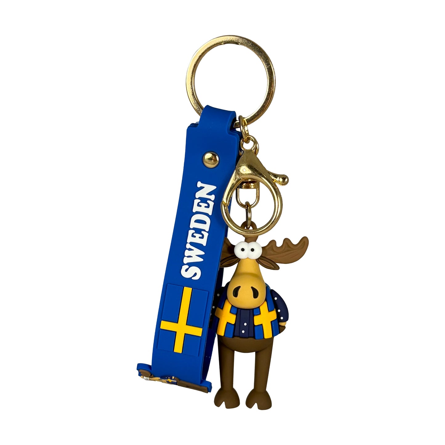 Nyckelring med tokrolig älgfigur klädd i jacka med svenska flaggor, fäst vid blå PVC rem med svensk flagga, texten "Sweden" och guldfärgad nyckelring. En lekfull och karaktärsfull accessoar med tydlig svensk prägel.