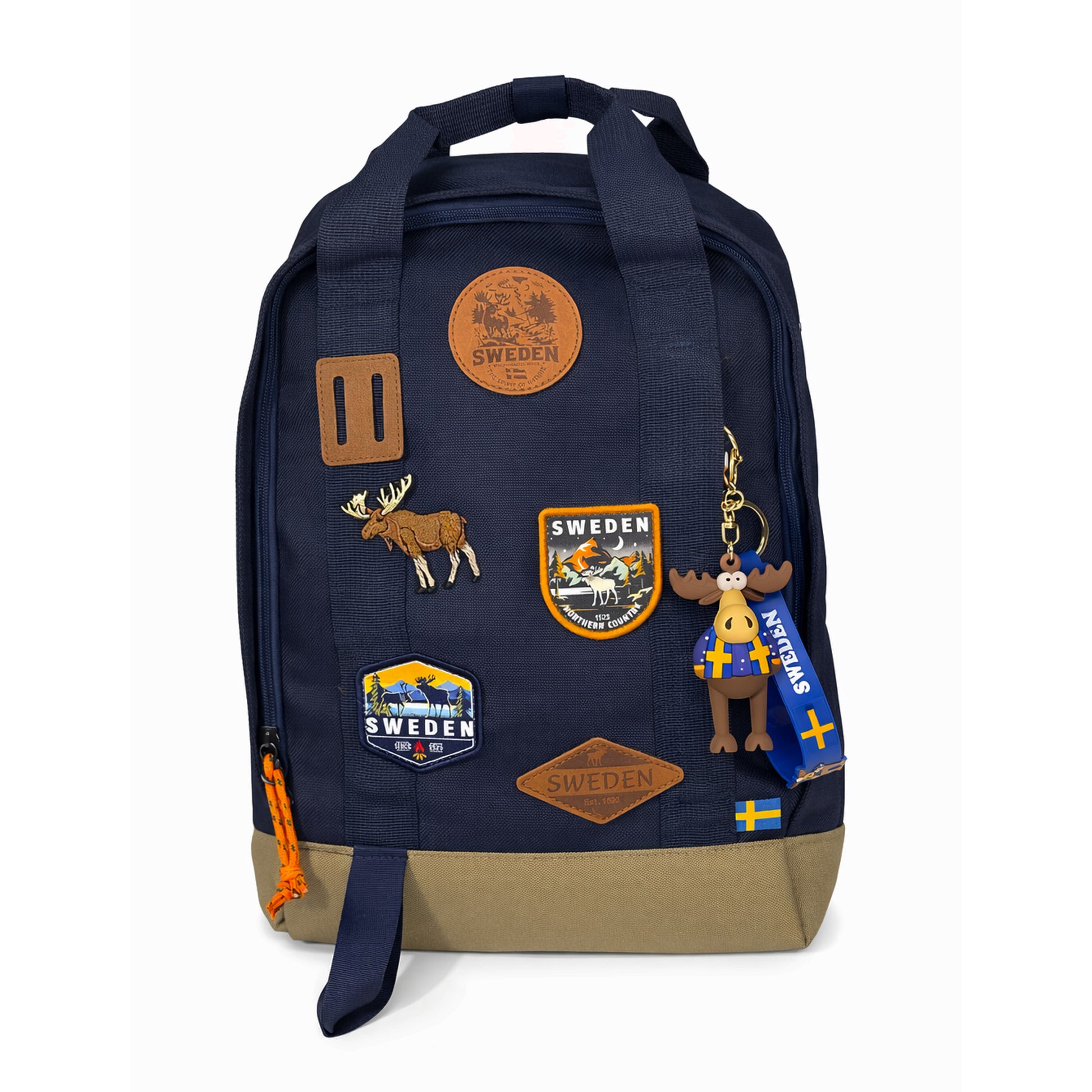 Nyckelring med tokrolig älgfigur klädd i jacka med svenska flaggor, fäst vid blå PVC rem med svensk flagga, texten "Sweden" och guldfärgad nyckelring. Visas här hängandes på våran ryggsäck Sweden marinblå.