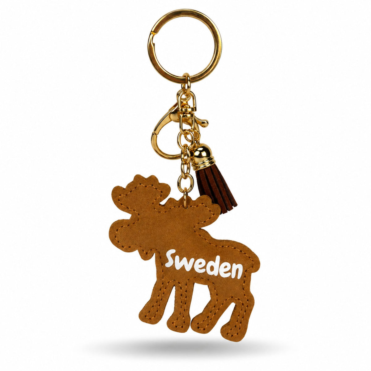 Baksidan av en brun älg formad nyckelring med texten "SWEDEN". Nyckelringen har en brun tofs samt en guldfärgad karbinhake och ring.