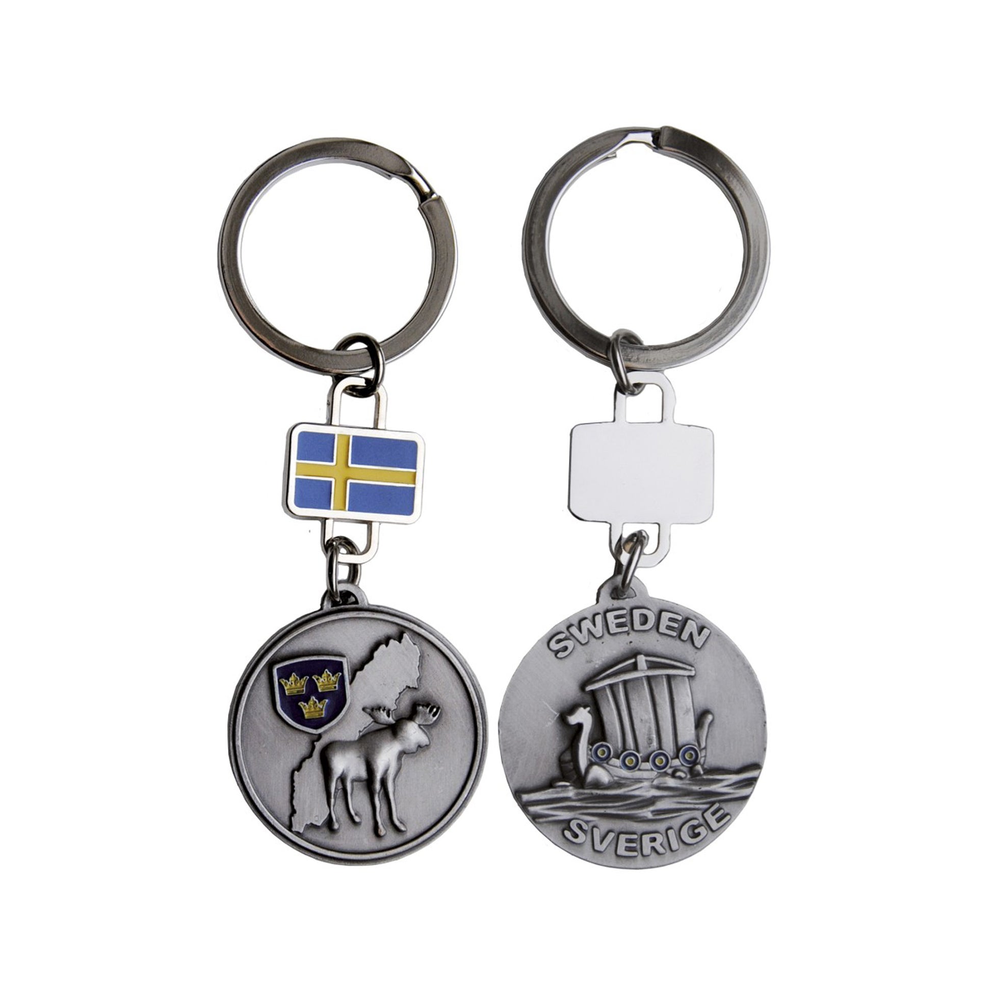 Två metallnyckelringar med svenska motiv, en visar framsidan med älg, Sverige-karta och Tre Kronor, den andra baksidan med vikingaskepp och texten Sverige-Sweden.