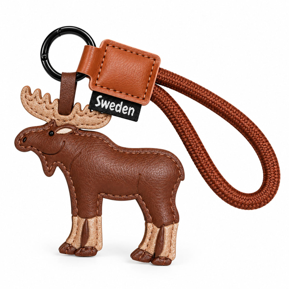 Nyckelring med brun läder älg, brunt flätad band med en etikett med texten "SWEDEN" och svart nyckelring. Visas här hägnades från nyckelringen.