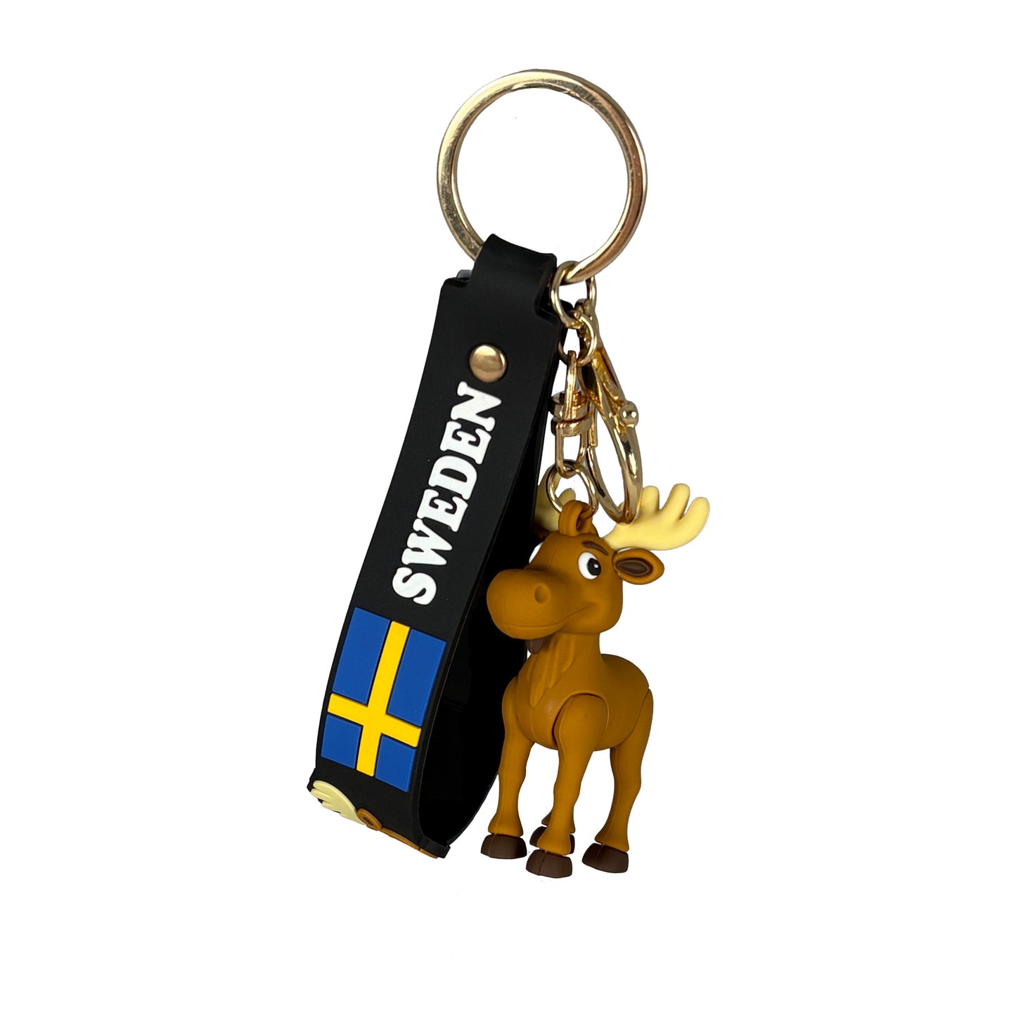Nyckelring med en söt älgfigur fäst vid guldfärgad ring och svart PVC rem. Remmen pryds av svensk flagga, älghuvud och texten "Sweden".