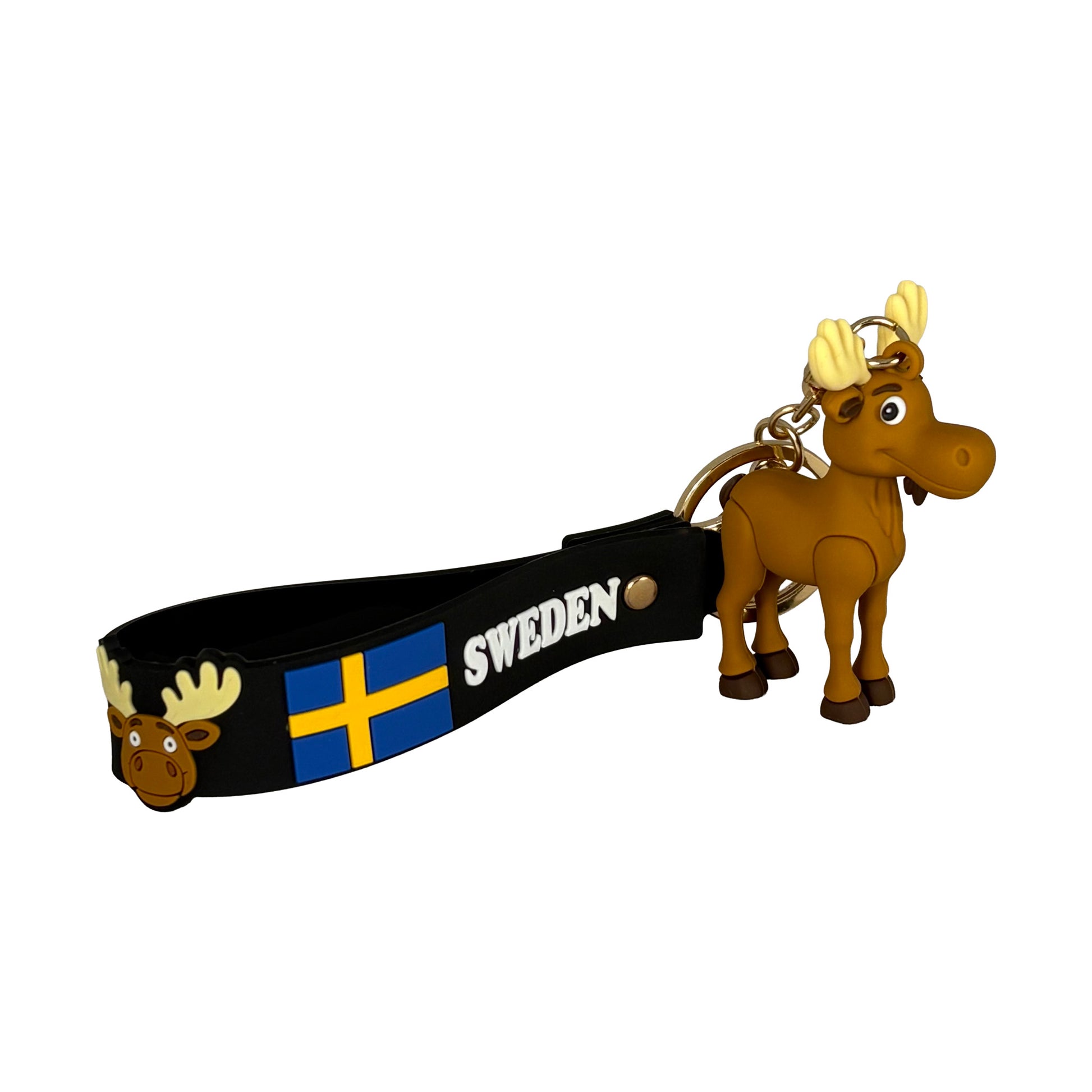 Nyckelring sedd från sidan, med tydlig vy av den svarta PVC remmen dekorerad med svensk flagga, älghuvud och texten "Sweden". Älgfiguren ses också från sidan.