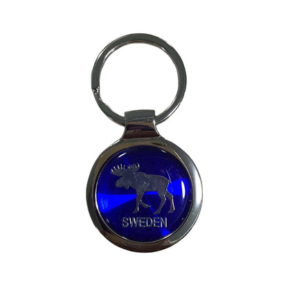 Metallnyckelring med älgmotiv och texten "Sweden" i silver, med epoxy-motiv i blått.


