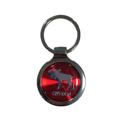 Metallnyckelring med älgmotiv och texten "Sweden" i silver, med epoxy-motiv i rött.