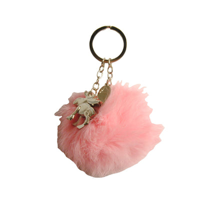 Nyckelring med älg och rosa pompom, en populär souvenir som passar både på ryggsäcken och i handväskan. Nyckelringen pryds också av en bricka med texten Sweden. 