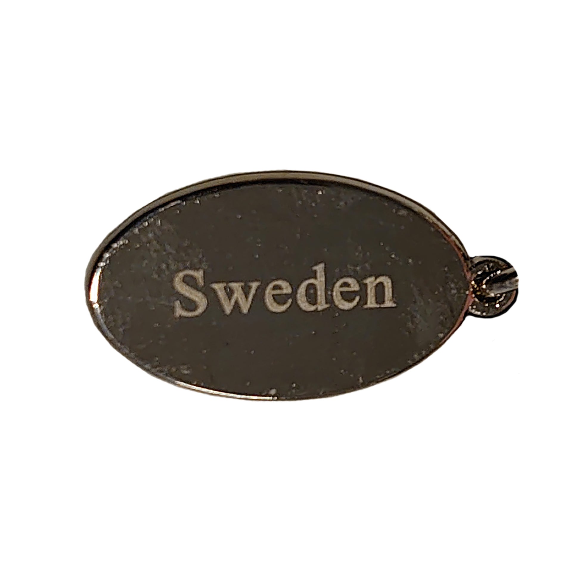 Närbild på nyckelringens bricka med texten "Sweden" .