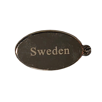 Närbild på nyckelringens bricka med texten "Sweden" .
