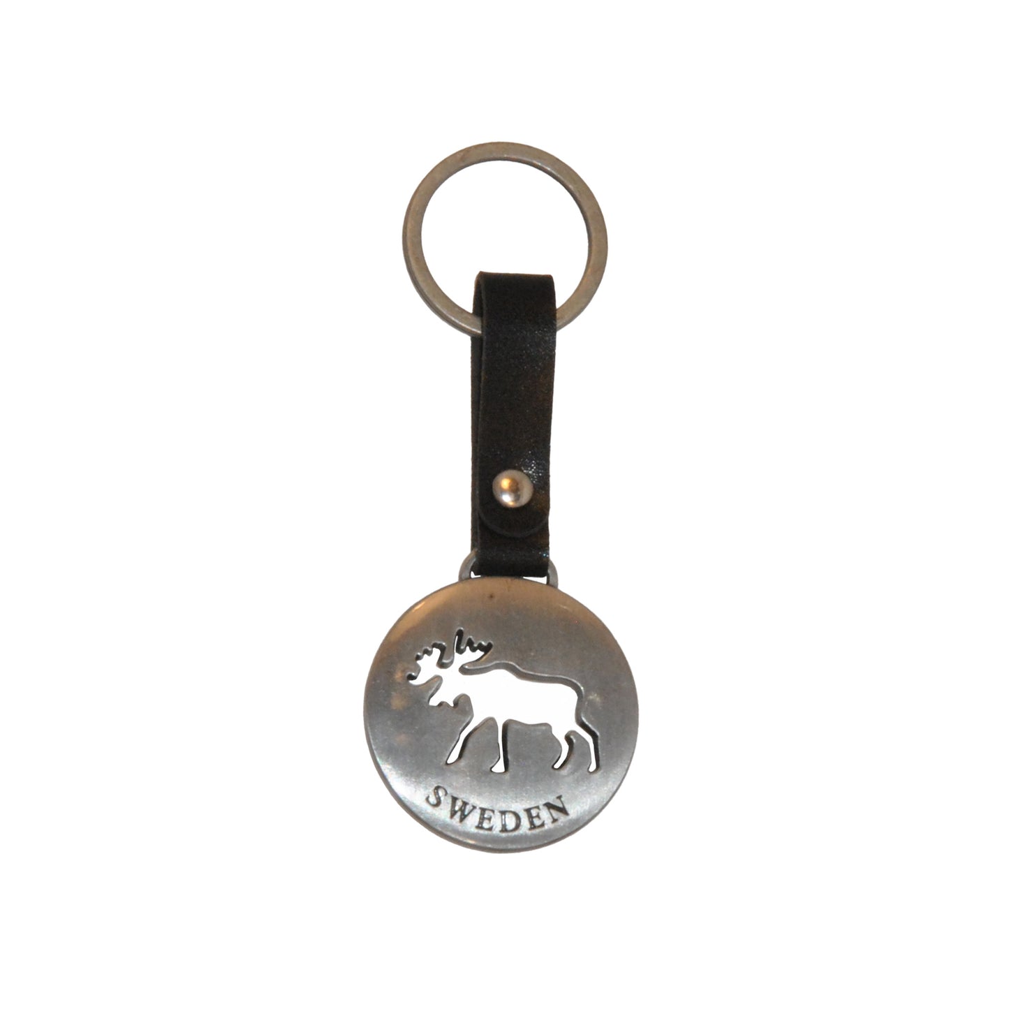 Rund, silverfärgad metallnyckelring med utskuren älg och texten "Sweden", fäst i ett svart läderband.