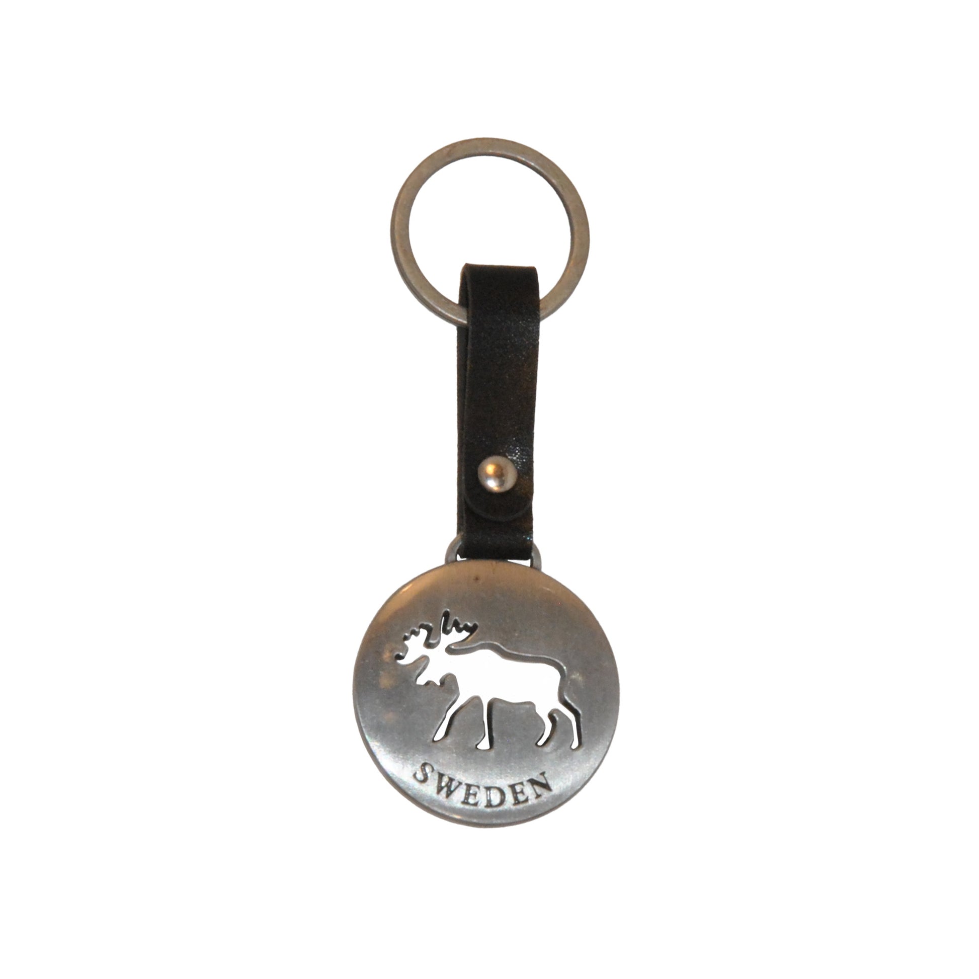 Rund, silverfärgad metallnyckelring med utskuren älg och texten "Sweden", fäst i ett svart läderband.