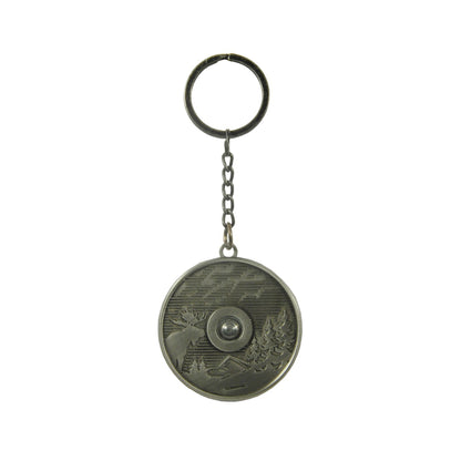 Nyckelring med älgmotiv och texten "Sweden" – visar baksidan av den snurrbara souveniren med fina detaljer.
