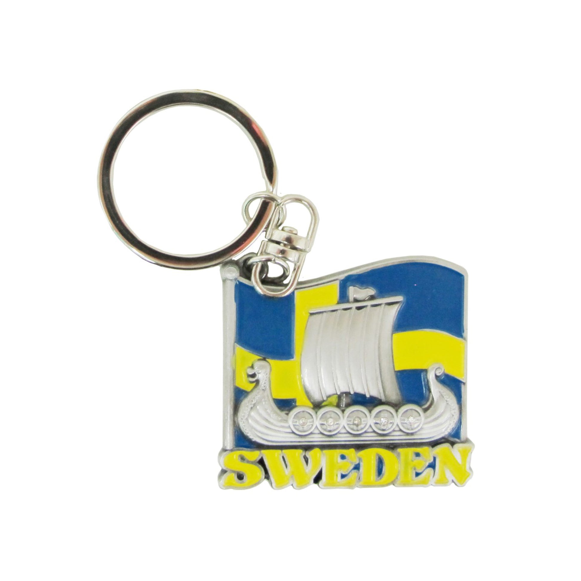 Metallnyckelring med tennfärgat vikingaskepp framför svensk flagga, dekorerad med små glitterstenar i sköldarna.