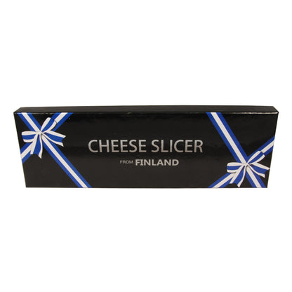 Svart presentförpackning till Osthyvel med norrskensmotiv. Presentförpackningen är dekorerad med två blåvita rosetter och silverfärgad text: "Cheese slicer from Finland" .