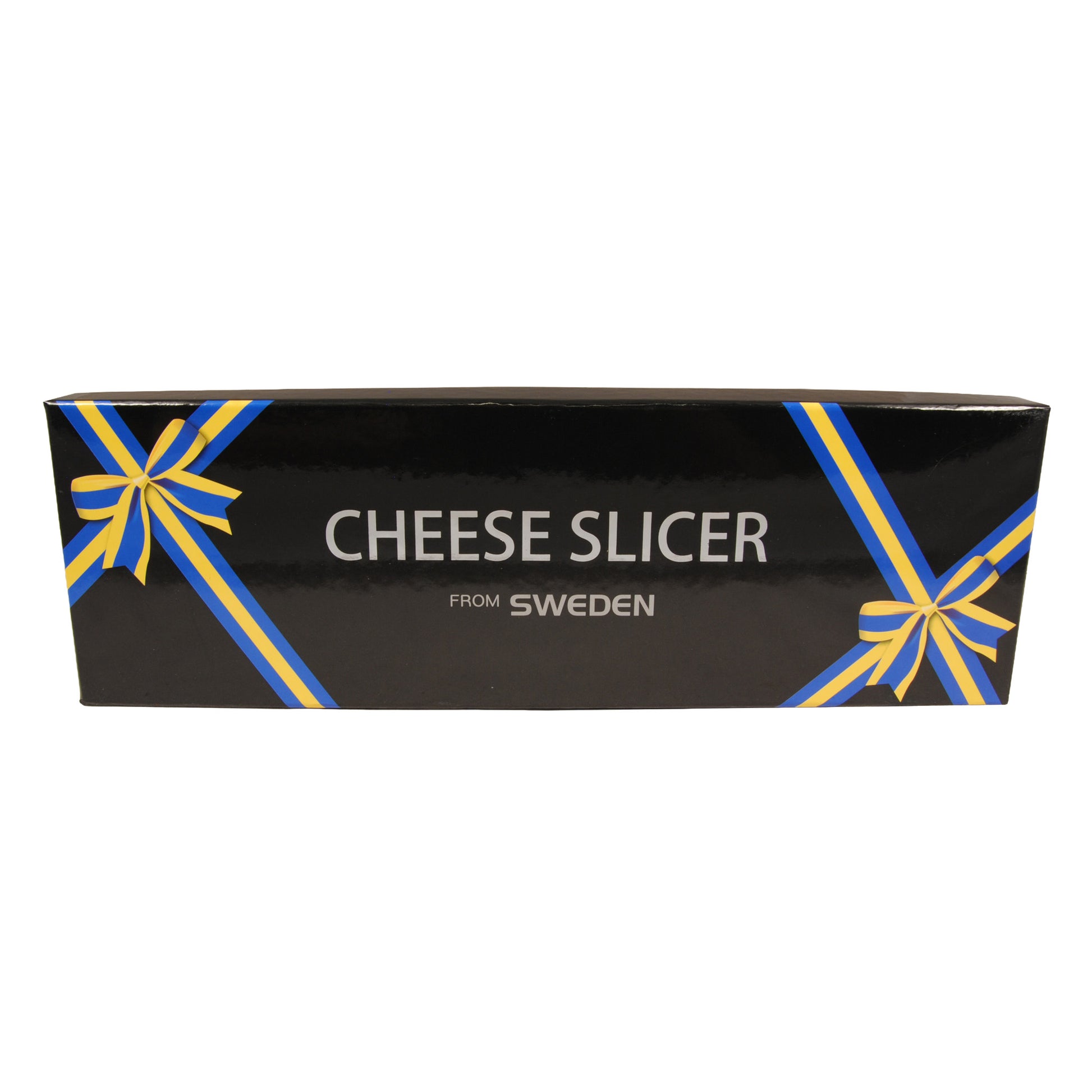 Svart presentask dekorerad med blågula rosetter och texten "Cheese slicer from Sweden" i silver. 