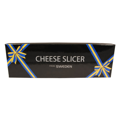Svart presentask dekorerad med blågula rosetter och texten "Cheese slicer from Sweden" i silver. 