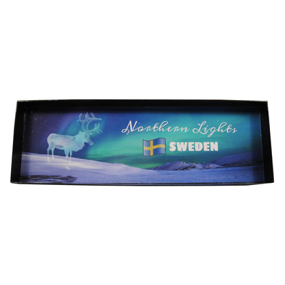 Insidan av presentaskens lock pryds av ett vackert norsskensmotiv med en ren, svenska flaggan och texten "Northern Lights SWEDEN"
