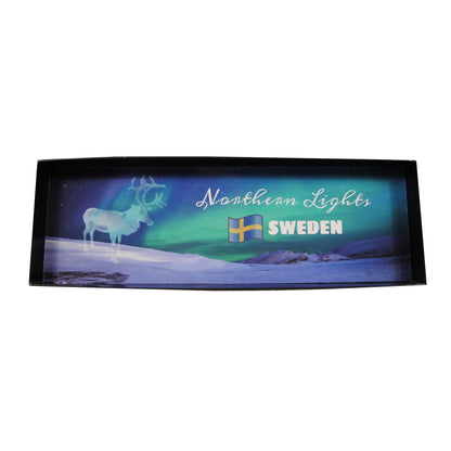 Insidan av presentaskens lock med norrskensmotiv, en ren, svensk flagga och texten 'Northern Lights Sweden'