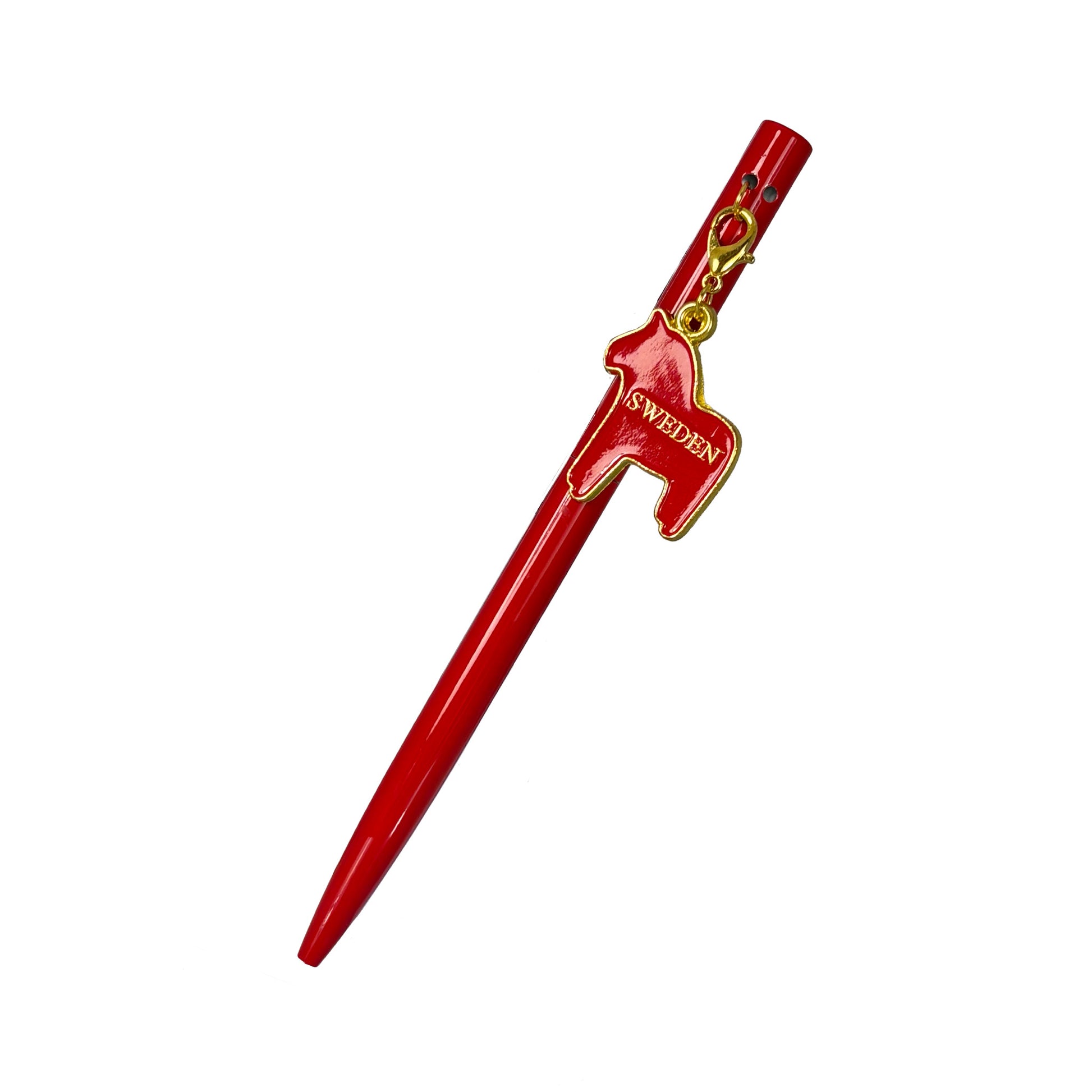 Röd penna med hängande röd dalahästberlock. Berlocken har guldfärgade detaljer och guldfärgad text.
