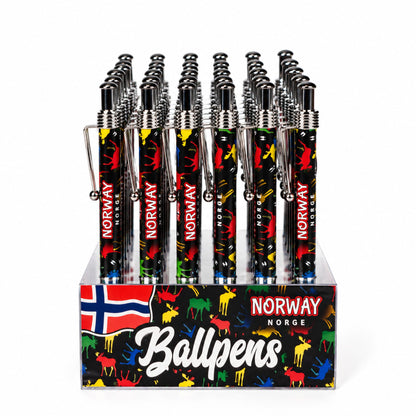Display med svarta bläckpennor med motiv av färgglada älgar och texten ”Norway Norge”.