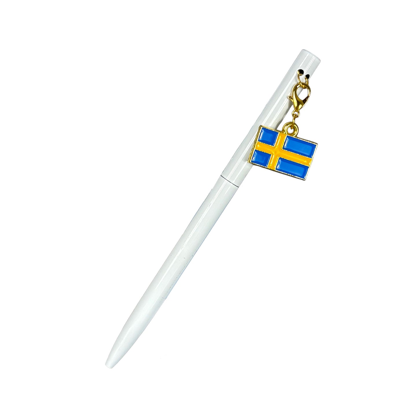 Vit penna med hängande berlock i form av svenska flaggan.

