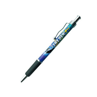 Penna med motiv av ståtliga älgar och norrsken, inspirerad av svensk natur.