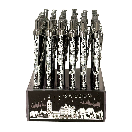 Pennor med motiv av Sweden Skyline, uppställda i stativ – perfekt som souvenir eller present.








