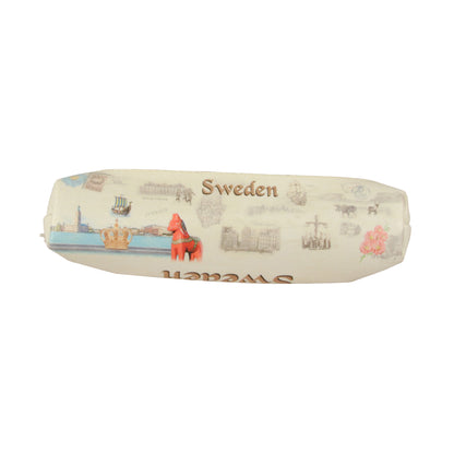 Undersidan av pennfodral med Sverigekarta och svenska motiv som dalahäst, midsommarstång, vikingaskepp och älgar samt texten "Sweden". 