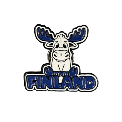 Pin med motiv av en tecknad älg med lekfullt uttryck – souvenir från Finland.