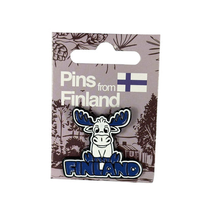 Pin monterad på grå hängetikett med skogstmotiv, finsk flagga + texten "Pins from Finland" – redo för butiksexponering.