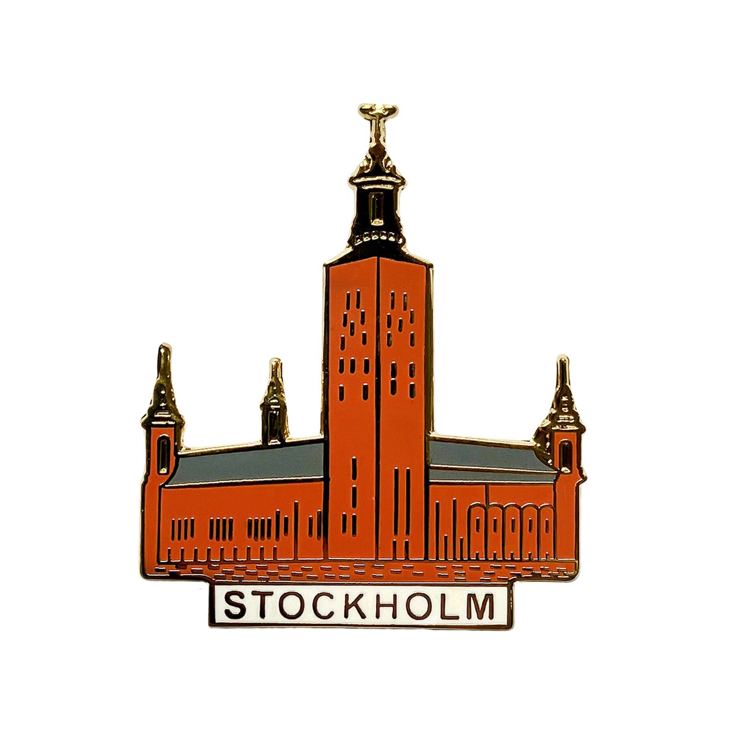 Emaljpin formad som Stockholms Stadshus – röd byggnad med det gyllene tornet i fokus. En figurformad souvenirpin i hög kvalité med fina färger och detaljer.