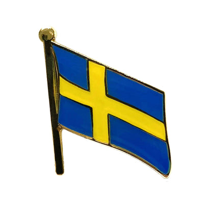 Emaljpin med svensk flagga – klassisk souvenirpin med blå bakgrund och gult kors. Tillverkad i hög kvalité och en av våra storsäljare.