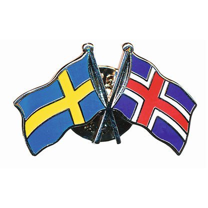 Dubbel pin med korslagda flaggor för Sverige och Island, tillverkad i emalj för hög kvalitet och fin färgåtergivning – en stilfull souvenir.